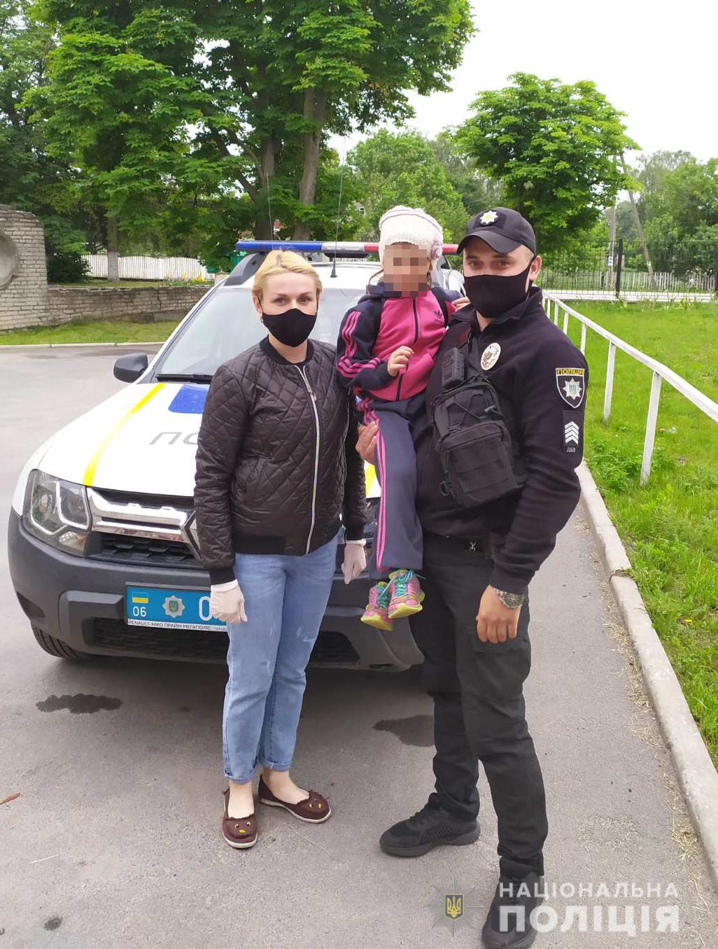 Девочку передали родственникам / Фото ГУНП в Житомирской области Девочку передали родственникам / Фото ГУНП в Житомирской области