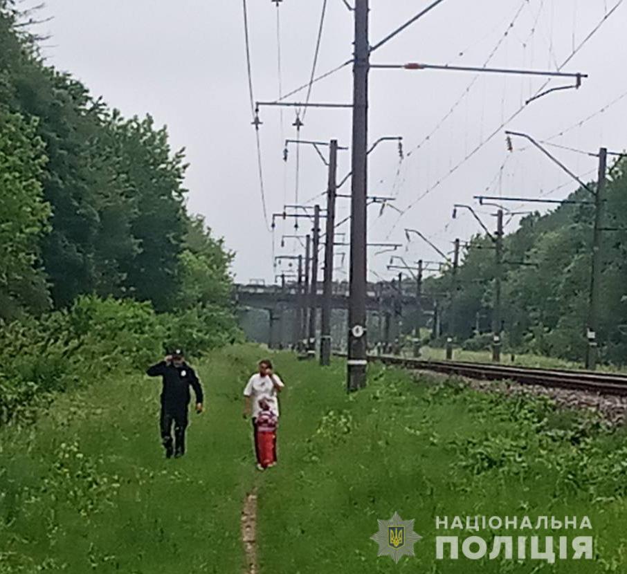 Женщина пошла на железную дорогу с ребенком / Фото ГУНП в Житомирской области Женщина пошла на железную дорогу с ребенком / Фото ГУНП в Житомирской области