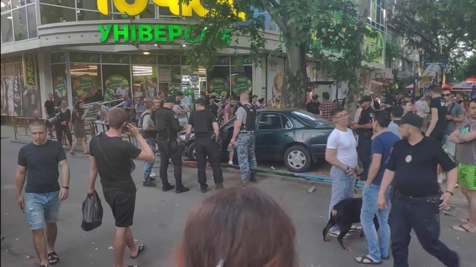 Водителя пытались "линчевать" / фото Дмитрий Ревун, Facebook Водителя пытались "линчевать" / фото Дмитрий Ревун, Facebook