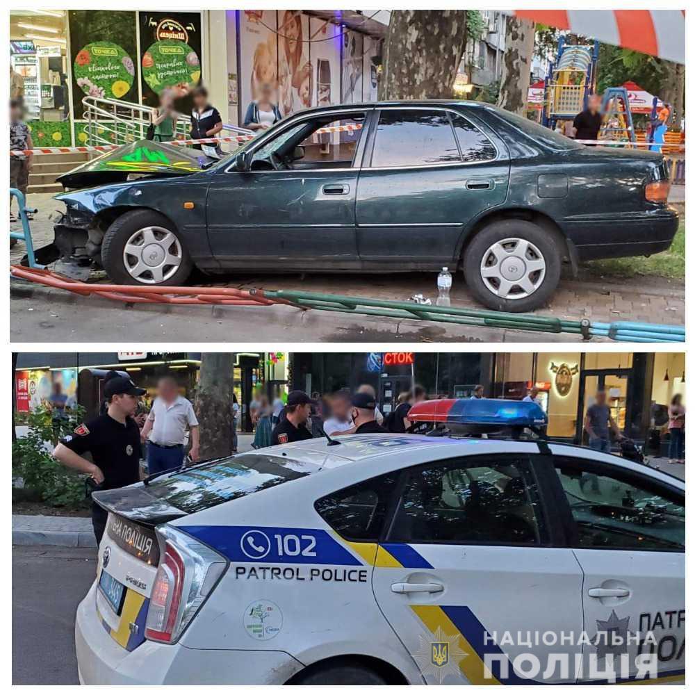 Во время ДТП пострадали двое пешеходов / фото полиция Одесской области Во время ДТП пострадали двое пешеходов / фото полиция Одесской области