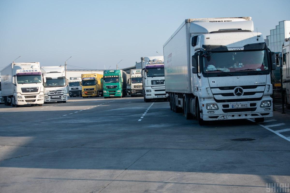 На границе с ЕС российские грузовики заменяют на европейские, чтобы обходить санкции / фото УНИАН