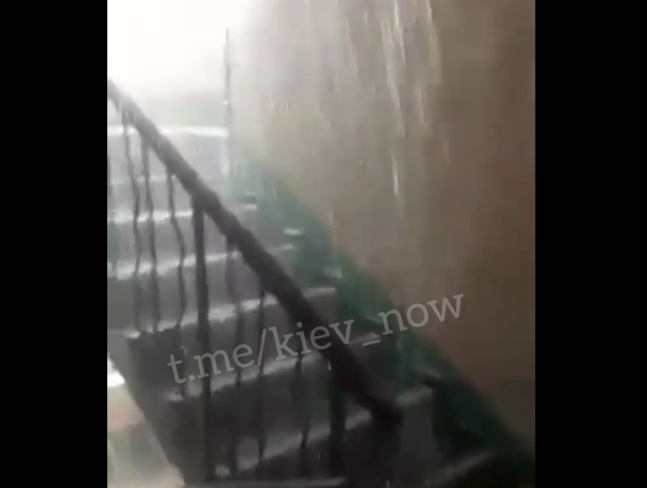 В Киеве ливень затопил многоэтажку / Скриншот с видео В Киеве ливень затопил многоэтажку / Скриншот с видео