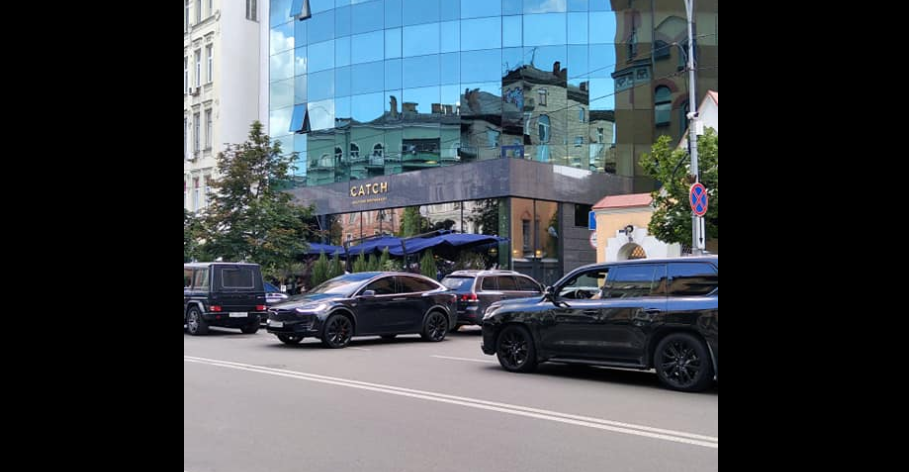 Авто Богдана помітили у нахабному паркуванні / Facebook, ЗупиниЛося Авто Богдана помітили у нахабному паркуванні / Facebook, ЗупиниЛося