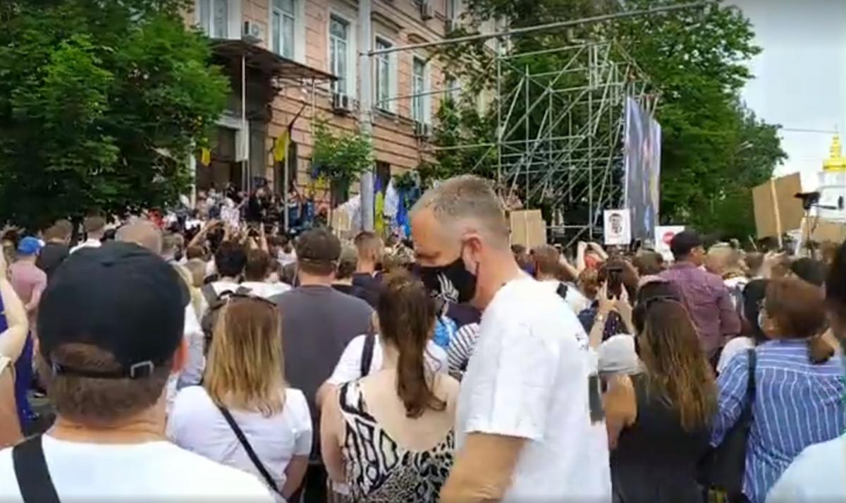 Біля входу до суду стоїть сцена зі звуковою апаратурою і великим екраном / скріншот з відео Біля входу до суду стоїть сцена зі звуковою апаратурою і великим екраном / скріншот з відео