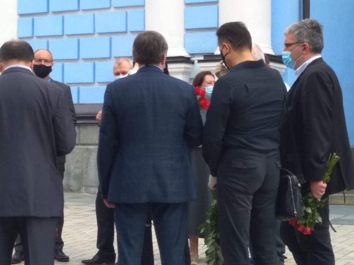 На похороны пришли представители "ЕС" / фото 5.ua На похороны пришли представители "ЕС" / фото 5.ua