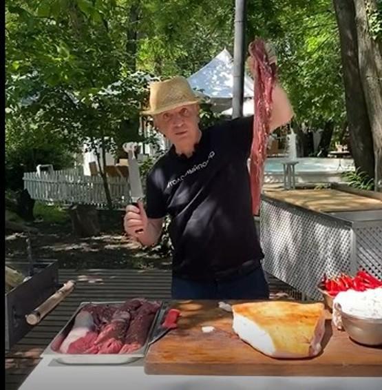 Савва Либкин в прямом эфире готовит шашлык из говяжьей вырезки/ скриншот Савва Либкин в прямом эфире готовит шашлык из говяжьей вырезки/ скриншот
