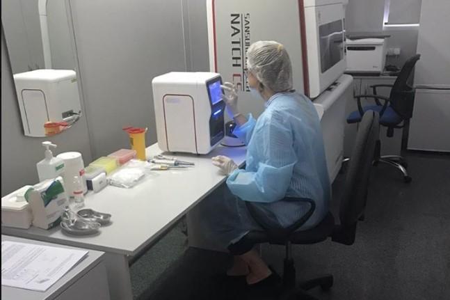 В лаборатории также делают тесты на антитела / фото Евгений Дыхне/Facebook