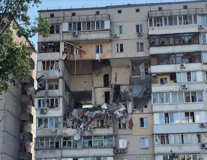 Из-под завалов после взрыва в Киеве достали человека / фото Facebook