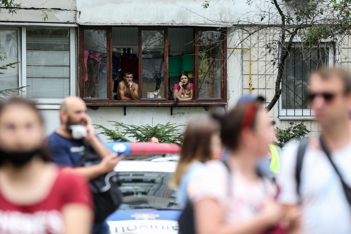 Вибух на Позняках - експерти обстежать сусідній будинок / фото УНІАН Вибух на Позняках - експерти обстежать сусідній будинок / фото УНІАН