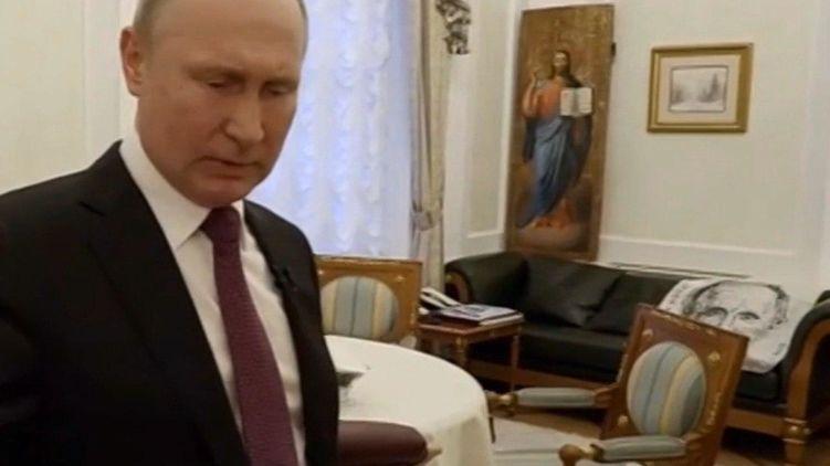 Путин уверяет, что часто ночует в этом кабинете / скриншот из видео Путин уверяет, что часто ночует в этом кабинете / скриншот из видео