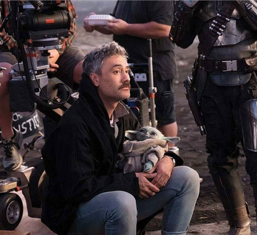 Актор взяв на руки Малюка Йоду / фото instagram.com/taikawaititi Актор взяв на руки Малюка Йоду / фото instagram.com/taikawaititi