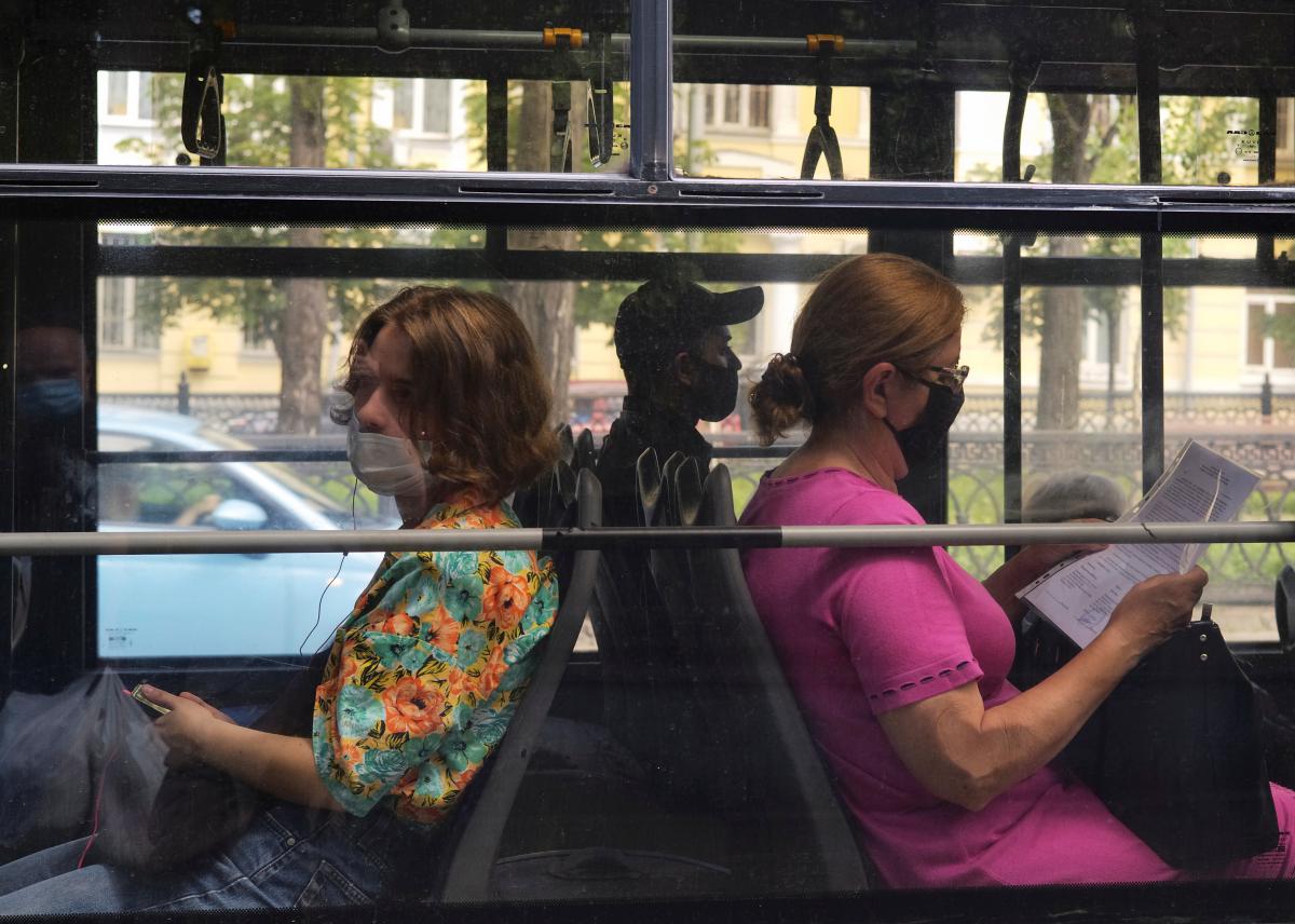 Під час локдауну в транспорт знову пускатимуть не всіх / Ілюстрація REUTERS Під час локдауну в транспорт знову пускатимуть не всіх / Ілюстрація REUTERS