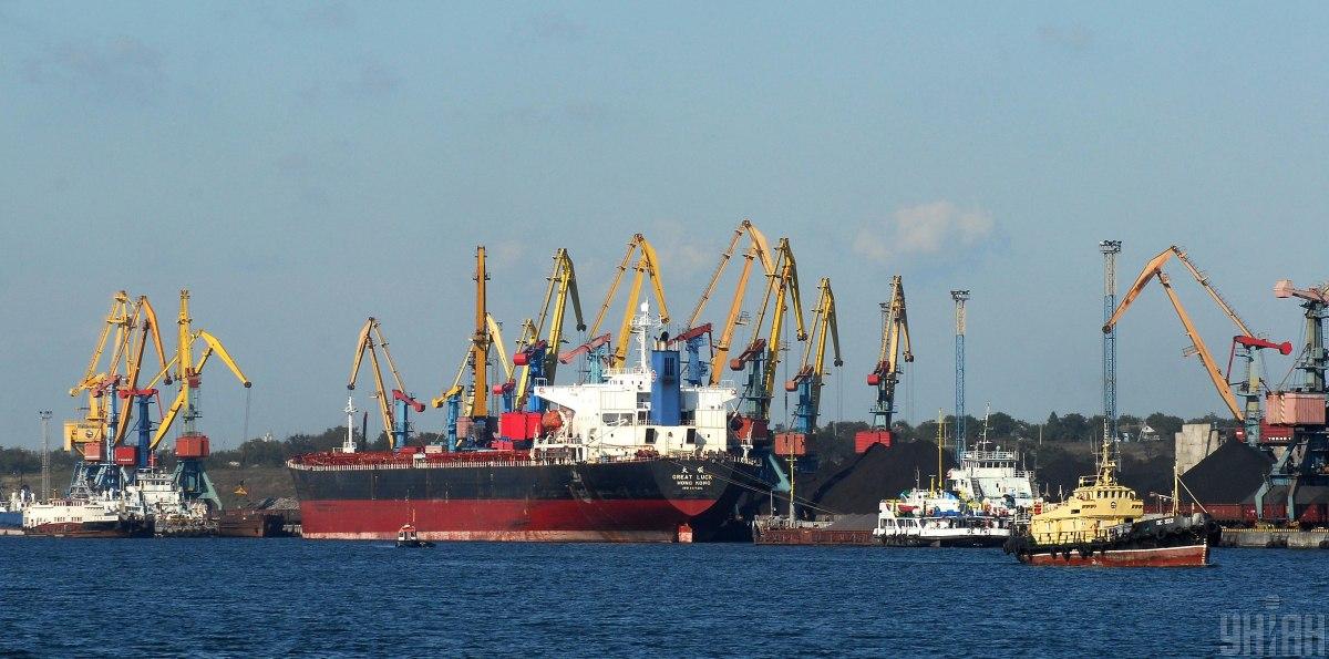 Нафтотермінал у порту Південний / фото УНІАН