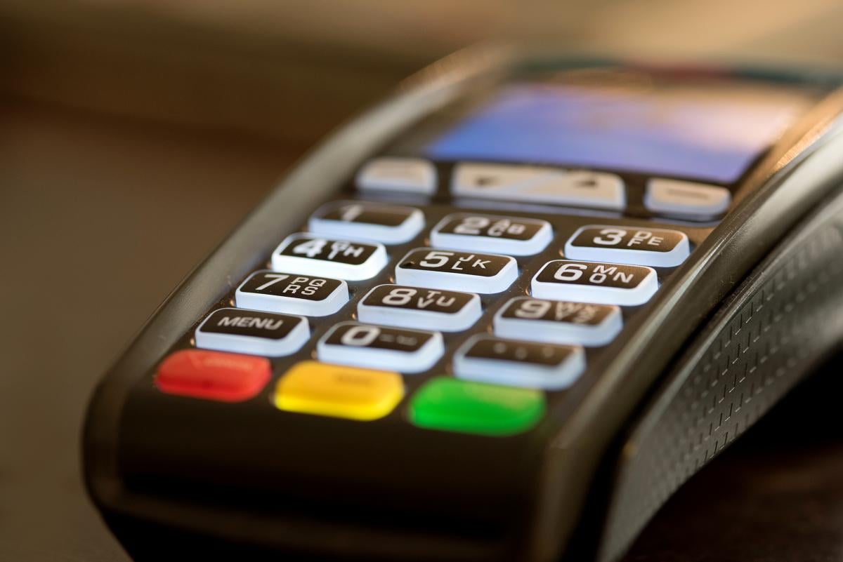 Уряд дозволив деяким ФОПам не використовувати платіжні термінали: про який термін йдеться Уряд дозволив деяким ФОПам не використовувати платіжні термінали: про який термін йдеться