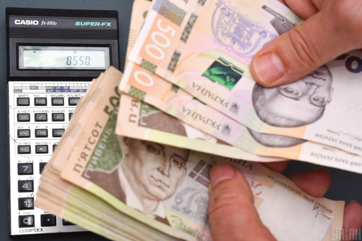 З початку лютого курс національної валюти до готівкового долара девальвував майже на 45 % / фото УНІАН