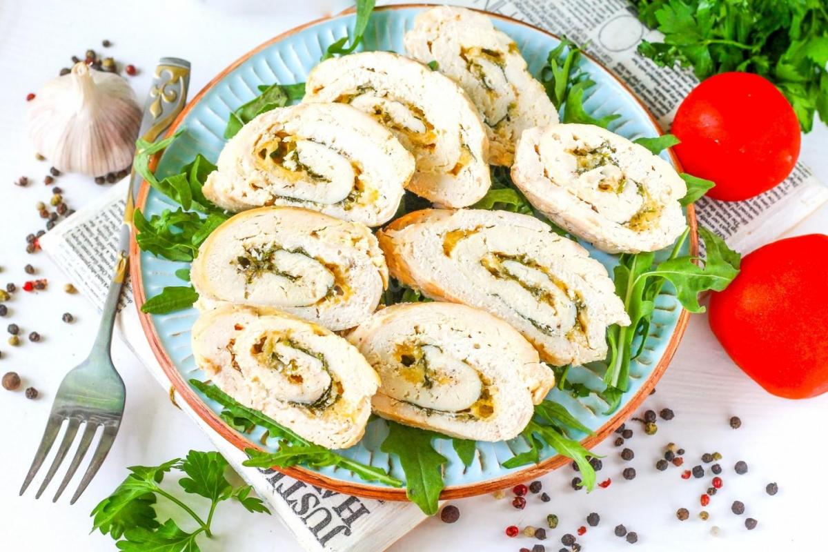 Запеченное в духовке куриное филе - рецепт / фото 1000.menu Запеченное в духовке куриное филе - рецепт / фото 1000.menu