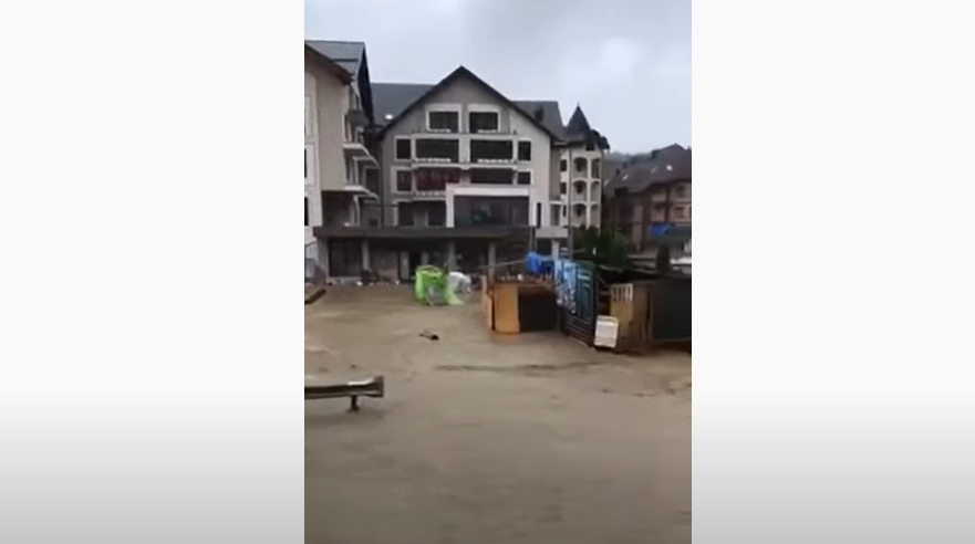 Буковель залило водой / Скриншот из видео Буковель залило водой / Скриншот из видео