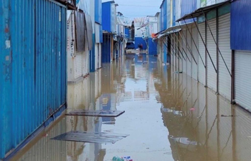 Водой затопило торговые ряды / фото УНИАН Водой затопило торговые ряды / фото УНИАН