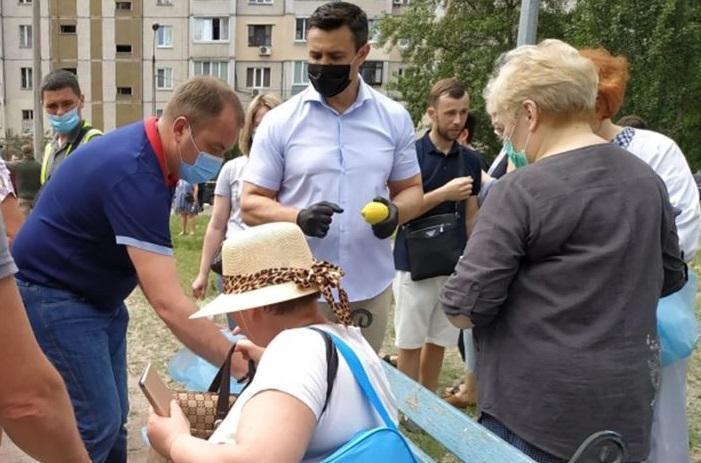 ЗМІ опублікували, як Тищенко приніс для постраждалих "вітаміни" / facebook.com/tsvibak ЗМІ опублікували, як Тищенко приніс для постраждалих "вітаміни" / facebook.com/tsvibak