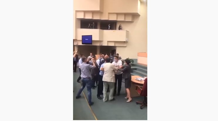 Словесна перепалка переросла в бійку / скріншот Словесна перепалка переросла в бійку / скріншот