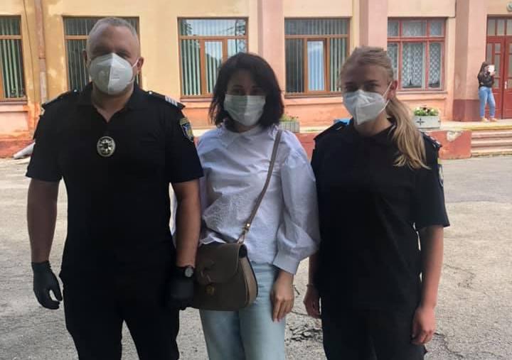 Мать одной из учениц сфотографировала полицейских / фото facebook.com/yarina.rumezhak Мать одной из учениц сфотографировала полицейских / фото facebook.com/yarina.rumezhak