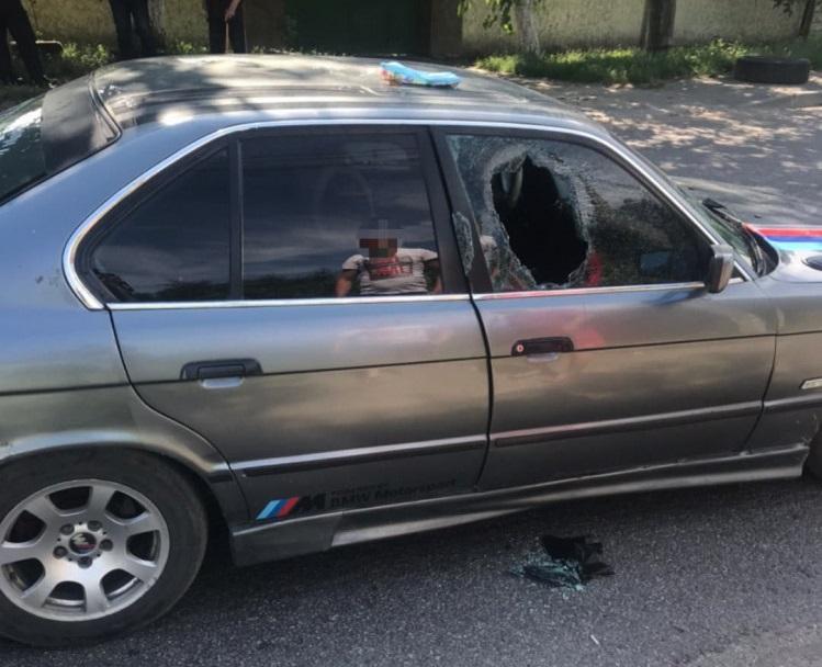 В Одессе пьяный водитель BMW наехал на полицейского и более 100 метров протащил его на капоте / фото dumskaya.net В Одессе пьяный водитель BMW наехал на полицейского и более 100 метров протащил его на капоте / фото dumskaya.net