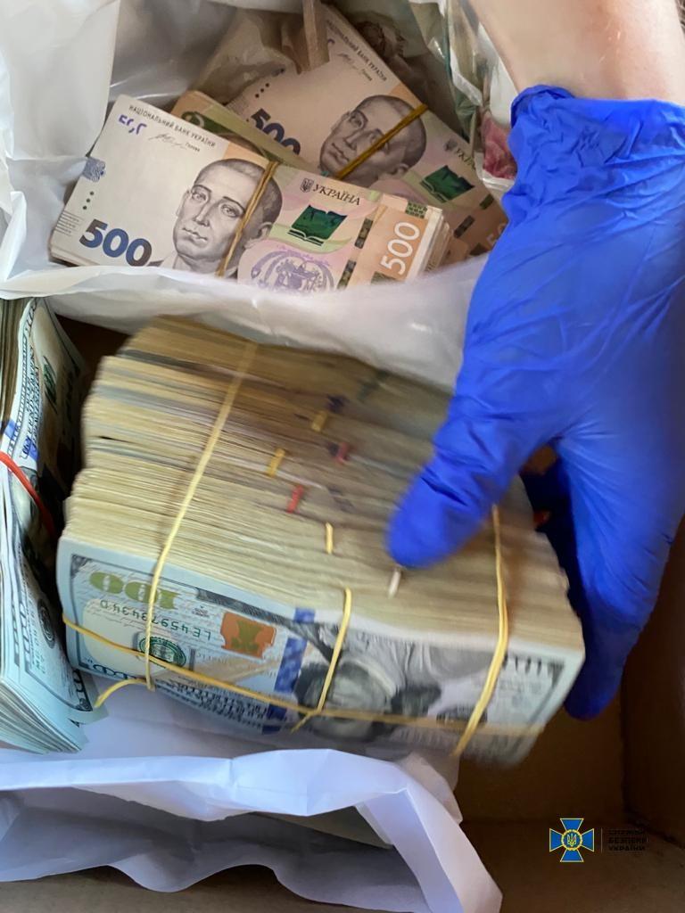 The total sum of the bribe is UAH 1.8 million / Photo from the SBU's press service The total sum of the bribe is UAH 1.8 million / Photo from the SBU's press service