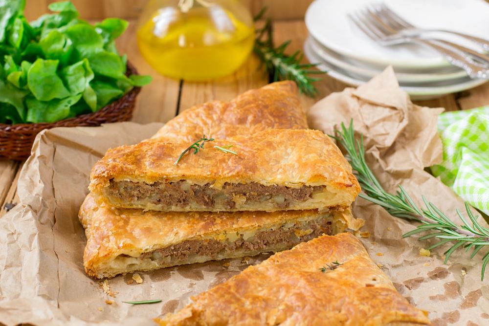 Как приготовить вкусный мясной пирог / фото Shutterstock