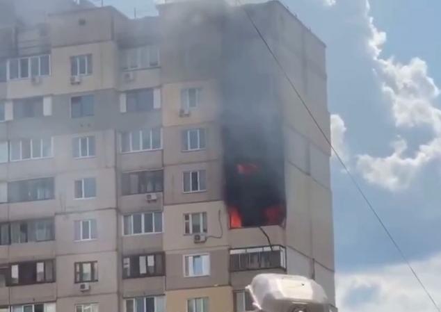 Пожар произошел на той же улице, где на днях прогремел взрыв / Скриншот Пожар произошел на той же улице, где на днях прогремел взрыв / Скриншот