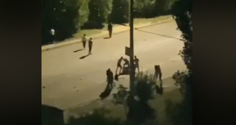 Масова бійка сталася в Миколаєві / скріншот відео Масова бійка сталася в Миколаєві / скріншот відео