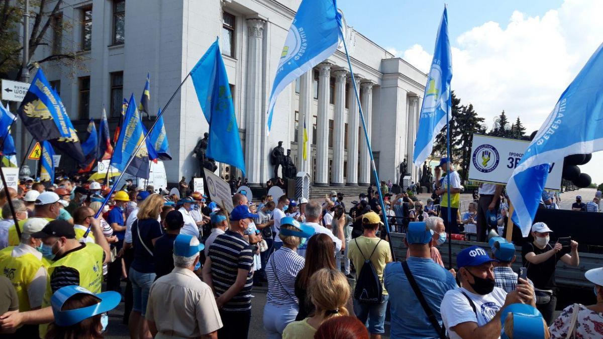 Митингующие перекрыли движение в центре Киева / фото Страна Митингующие перекрыли движение в центре Киева / фото Страна