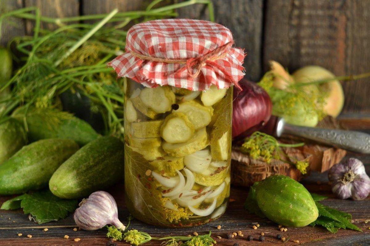 Салат из огурцов на зиму с луком и чесноком: простой рецепт - Лайфхакер