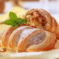 Вкусная выпечка из слоеного теста: рецепты пирога, штруделя и рулетиков
