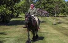 Королева Елизавета II вышла из карантина и прокатилась на лошади (фото)