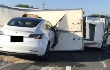 Tesla под управлением автопилота врезалась в перевернутый грузовик (видео)
