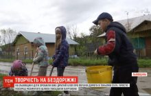Посадили картофель в ямы: в селе на Львовщине дети сняли уже второй клип о плохой дороге (видео)