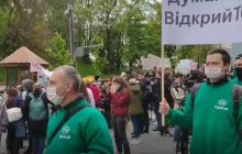 З ложками та черпаками: під Кабміном протестувальники вимагають відновити повноцінну роботу ресторанів (фоторепортаж, відео)
