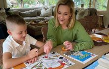Риз Уизерспун рассказала, как ей было больно объяснять 7-летнему сыну причины протестов в США