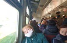"Селедка в тамбурах": сеть шокировали фото переполненных вагонов пригородных электричек на Киевщине