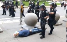 Впав як мертвий: з'явилося відео жорстокого поводження поліцейських з 75-річним чоловіком в США (18+)