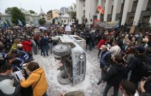 "Авакова у відставку": під Раду притягли радянський міліцейський "бобік" (фоторепортаж, відео)