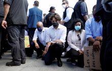Трюдо став на коліна у знак солідарності з протестами у США – його розкритикували (відео)