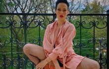 Даша Астафьева показала, как полностью голая позирует на камеру (фото)