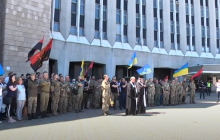 Не провисел и дня: возле мэрии Днепра сняли вывешенный по просьбе ветеранов АТО красно-черный флаг (фото)