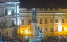 В центре Одессы экстремал вылез на 11-метровый памятник основателям города и начал его чистить (видео)