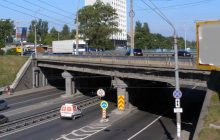 Київавтодор пояснив скоби на огорожі мосту біля метро "Берестейська"