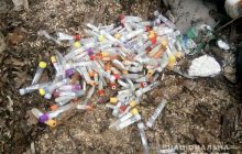 На Ривненщине среди кучи мусора обнаружили использованные пробирки для тестирования на коронавирус (фото, видео)