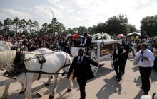 Катафалк с лошадьми и золотой гроб: в США завершилось прощание с Джорджем Флойдом (фоторепортаж)