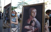 Возле входа в ГБР сторонники Порошенко устроили свою «выставку картин» (фоторепортаж)