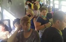 В разгар пандемии: в сети показали переполненную электричку "Киев-Нежин" (фото)